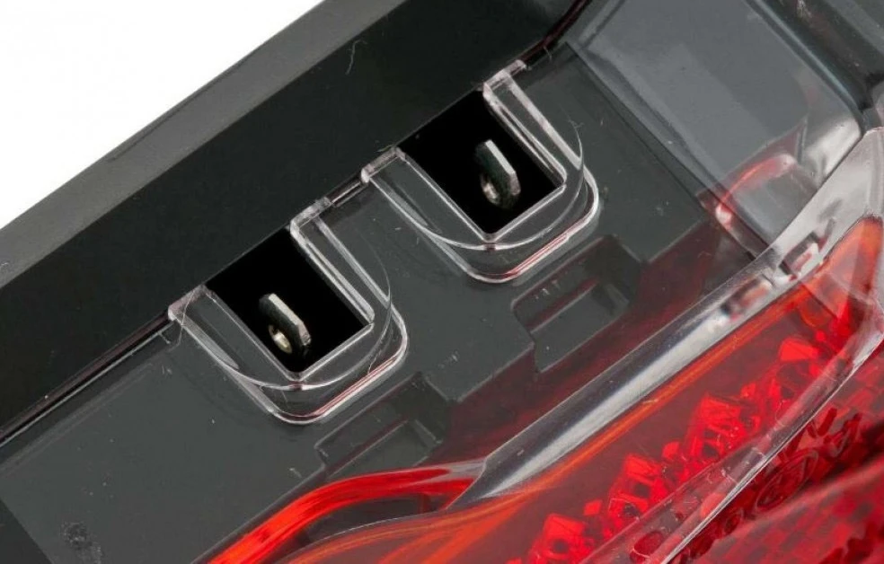 AXA Rear Light Riff Steady Dynamo 50 Lumens Red - Image 3